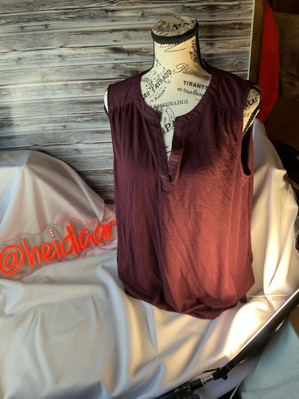 ★ 41 Hawthorn Burgundy Sleeveless Blouse 1X Satin Trim Split Neck Top